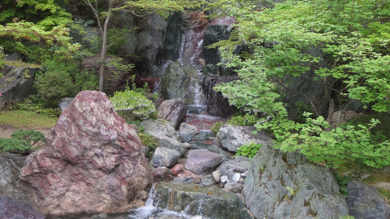 大池に注ぐ、落差15メートルある大滝