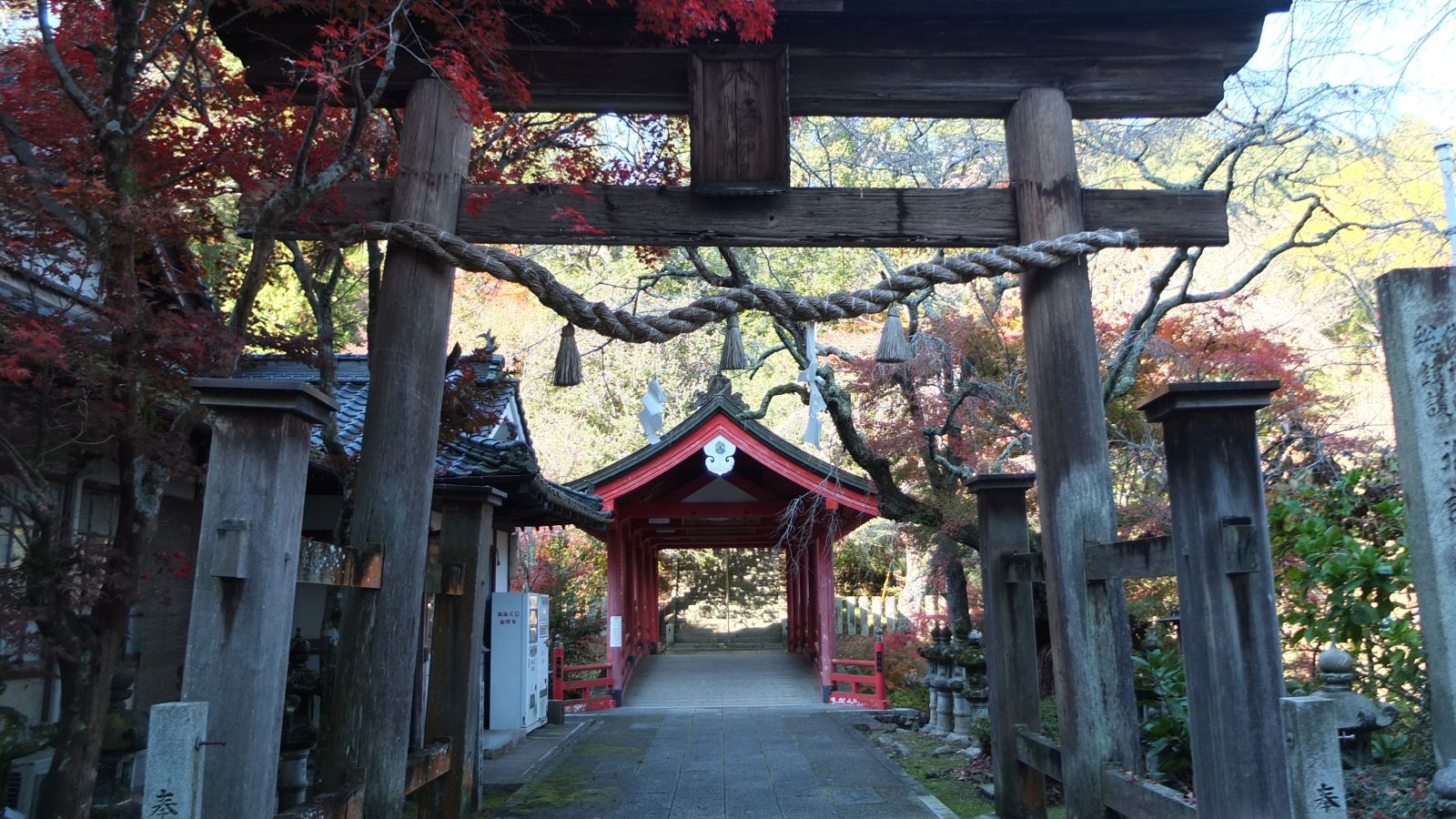 御調八幡宮の鳥居と屋根付橋
