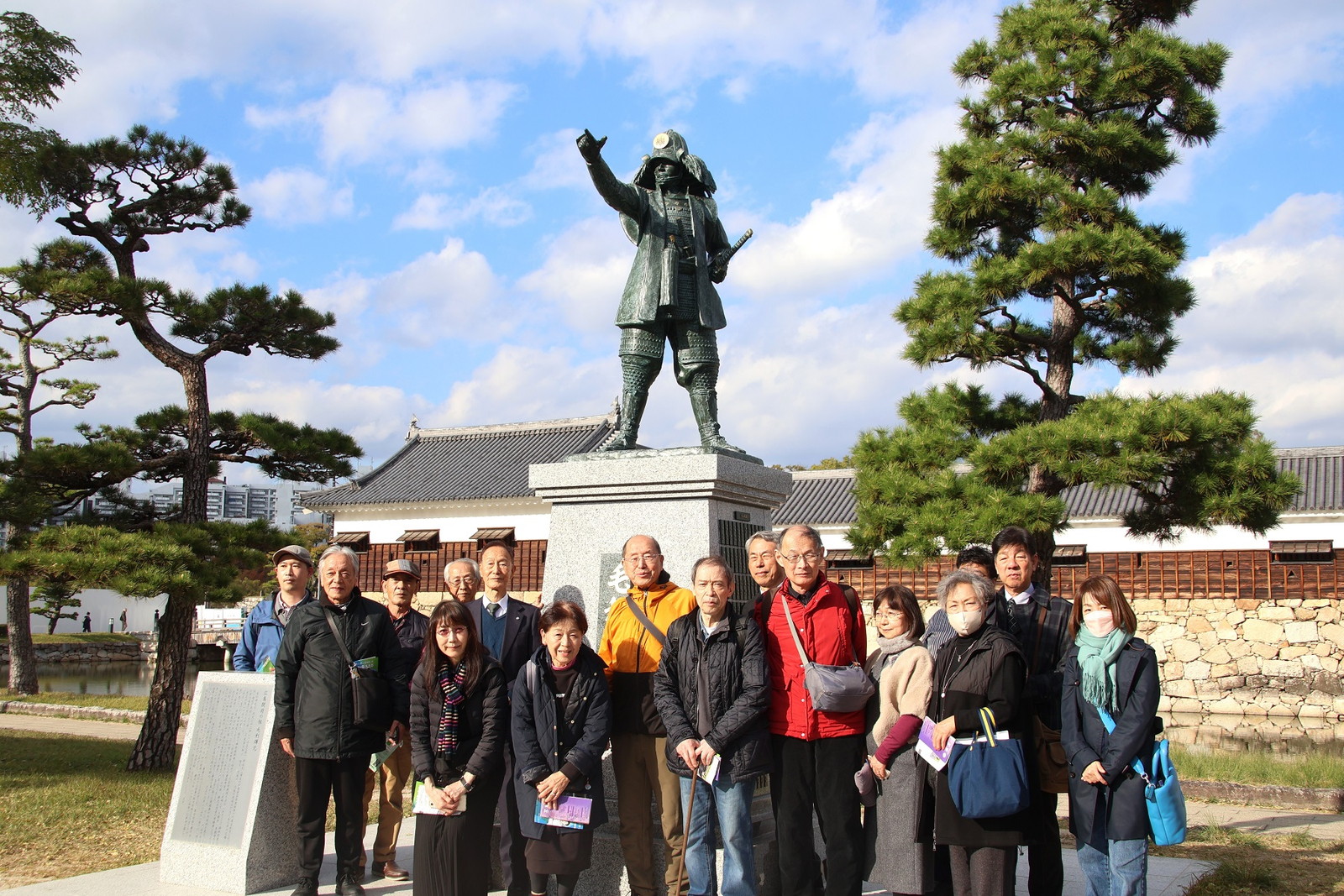 毛利公の前で一枚。ガイドさん撮影